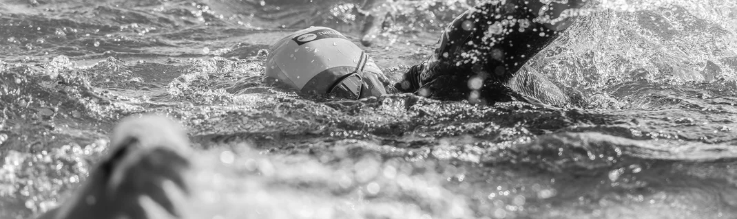 Triatleta nadando en competición
